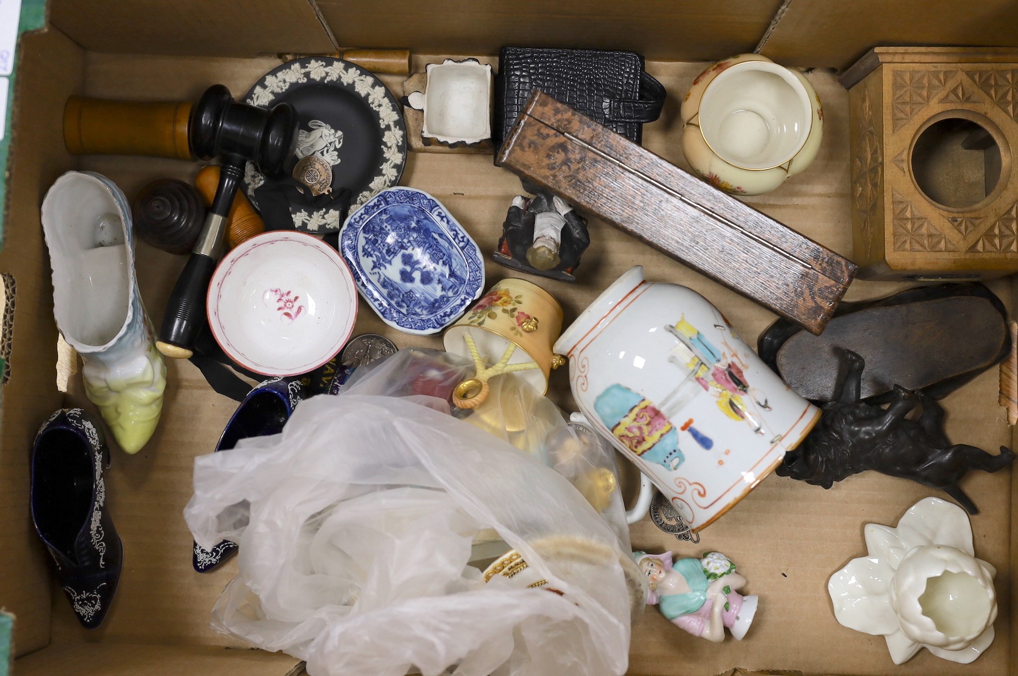 A quantity of mixed collectables including an 18th century Chinese export mug (af), a Hohner harmonica, medals, Worcester etc.